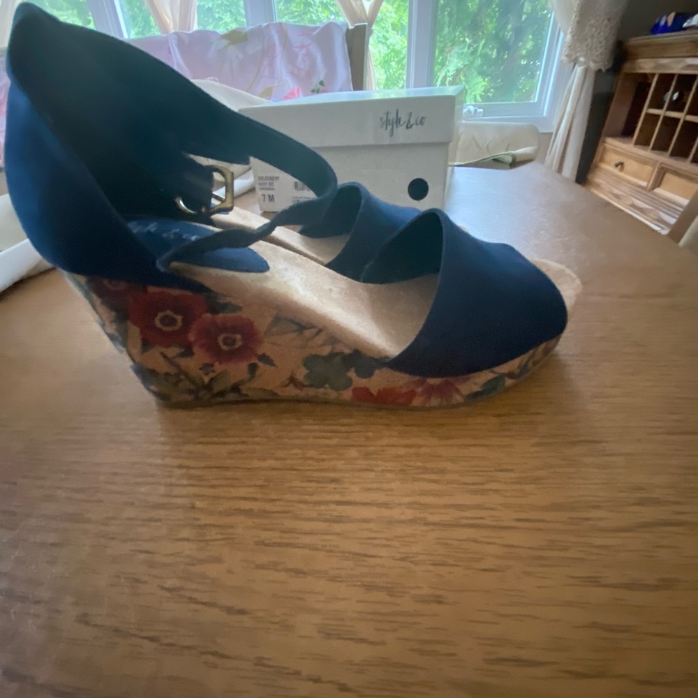 Seleeny Wedge Sandals - Picture 3 of 6